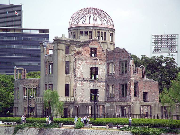 Durch Atombombenabwurf zerstörtes Gebäude in Hiroshima