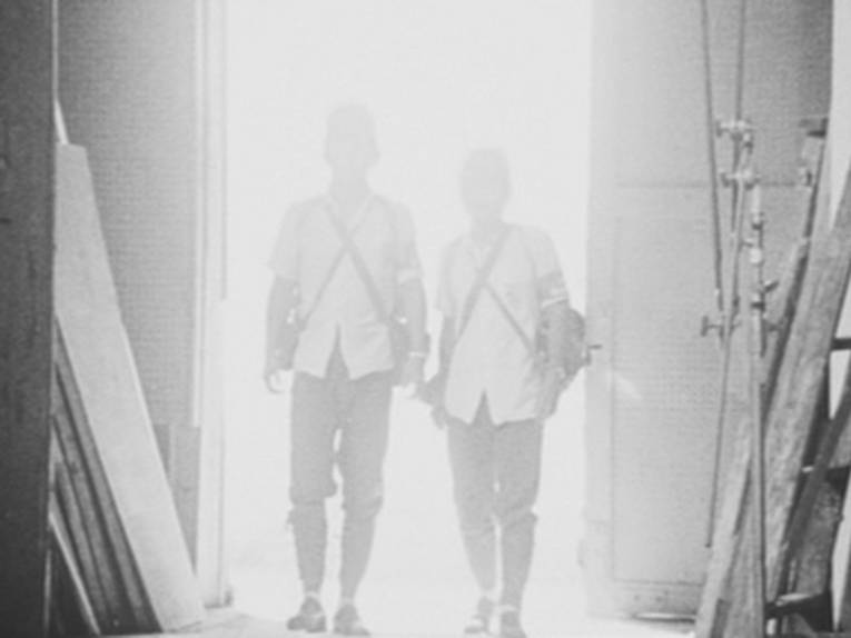 Schwarz-weiß Bild von zwei japanischen Soldaten vor gleißend hellem Hintergrund