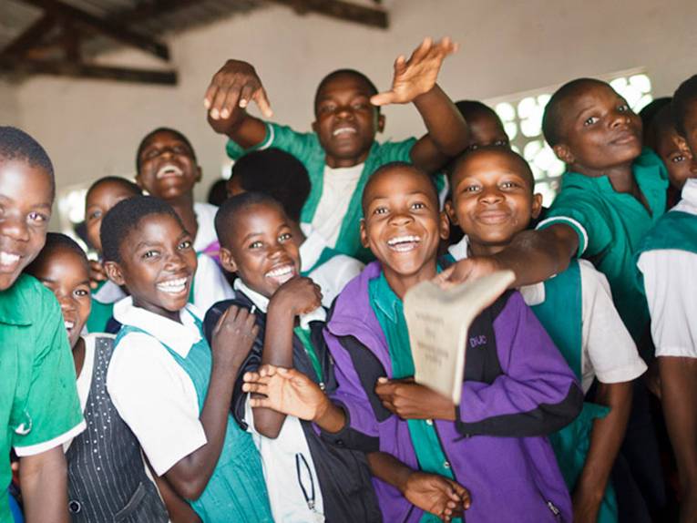 Schülerinnen und Schüler in einem Klassenraum in Malawi