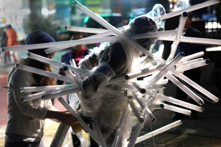 Kunstinstallation mit Neonröhren