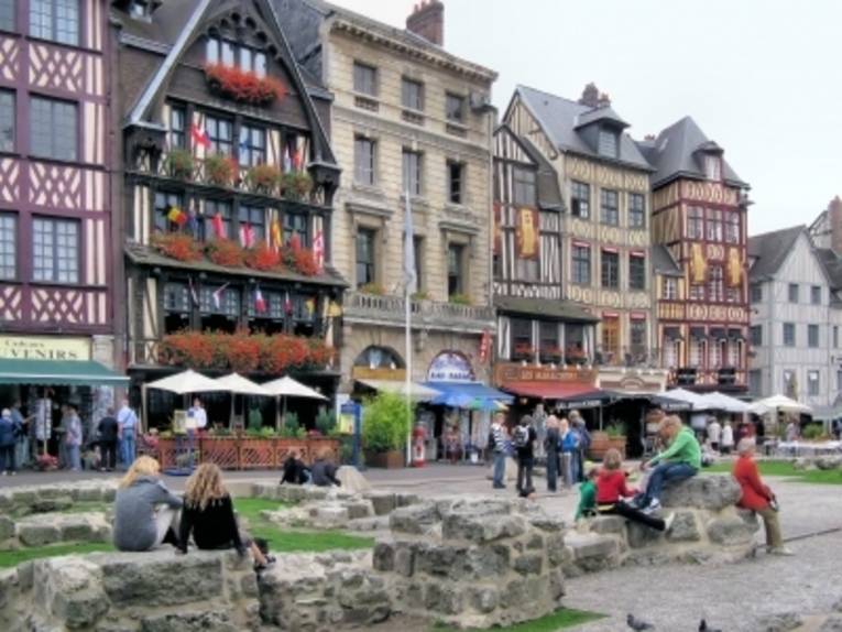 Jugendliche auf dem Marktplatz von Rouen