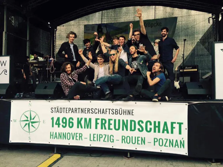 Junge Leute auf der Bühne der Städtepartnerschaften