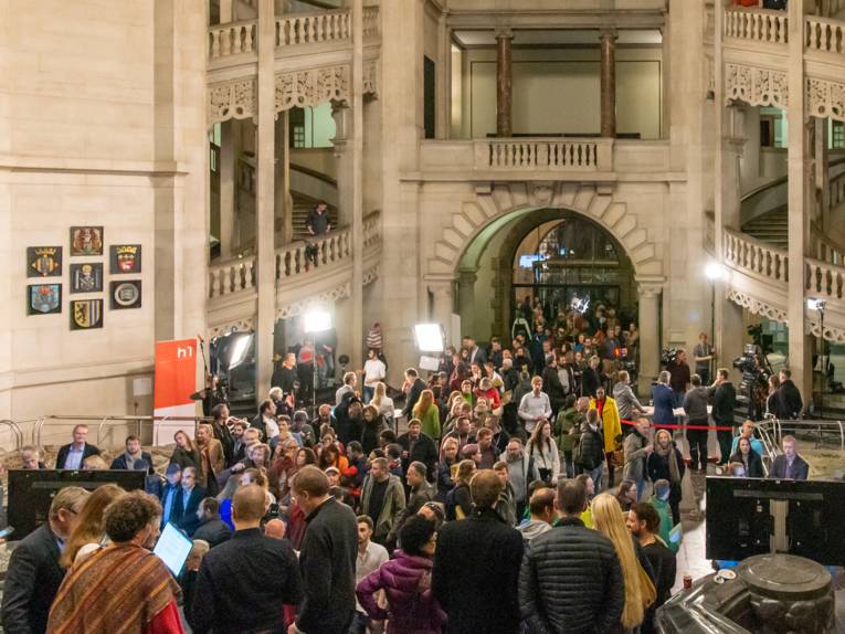 Eine große Anzahl Menschen in der Rathaushalle