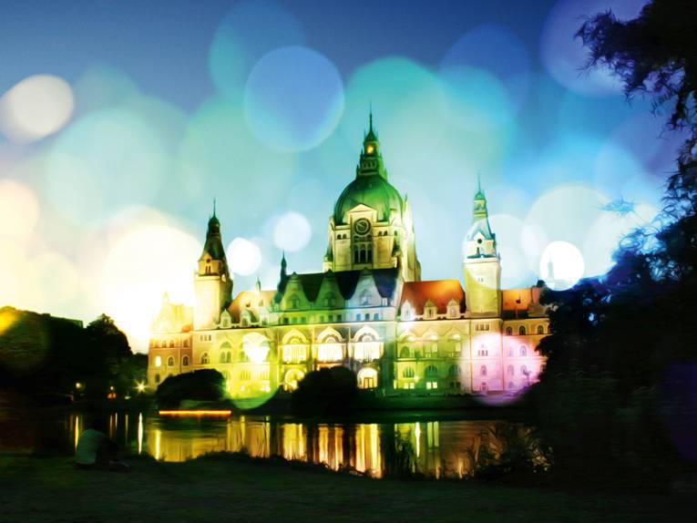 Nachbearbeitetes Foto des Neuen Rathauses bei Dunkelheit