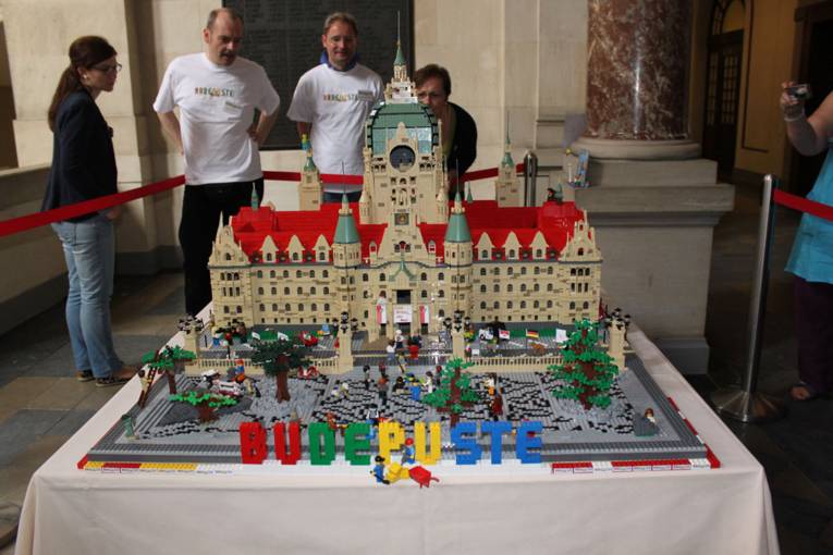 Rathausmodell aus LEGO-Steinen