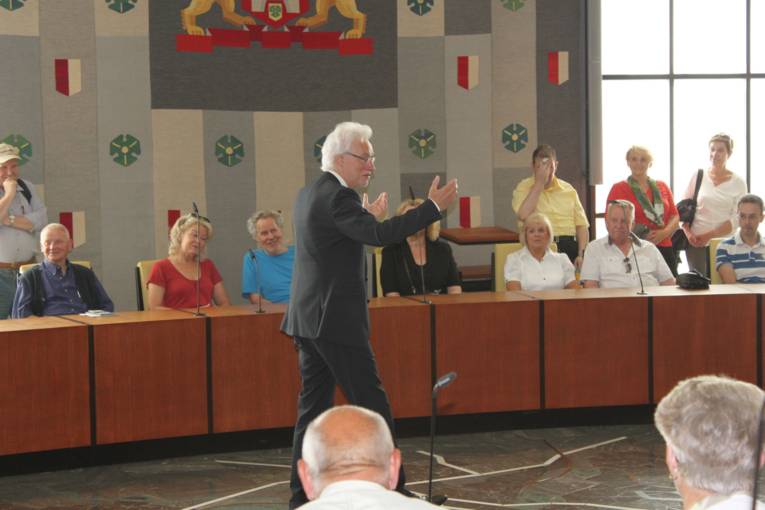 Bürgermeister Bernd Strauch mit Besuchern im Ratssaal