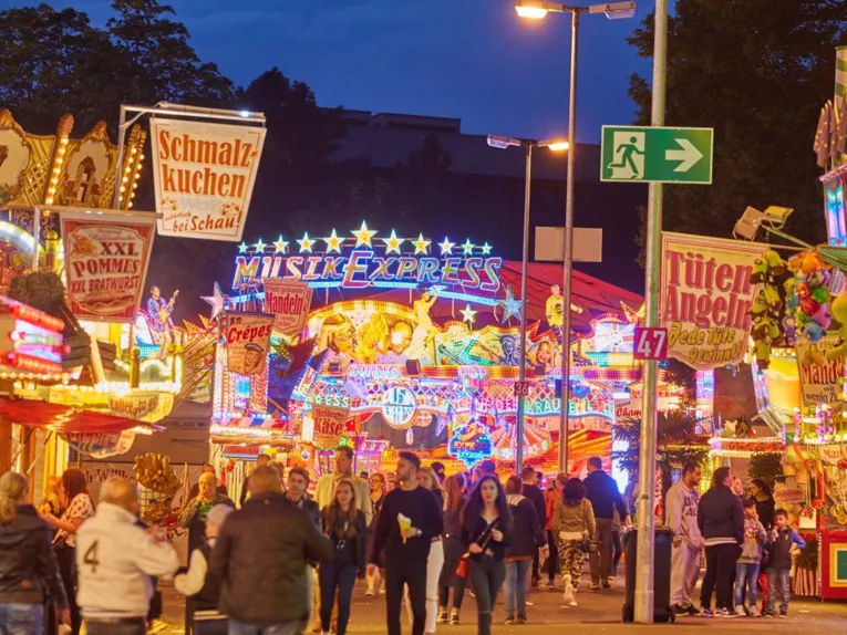 Treiben auf einem Volksfest. 