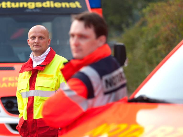Symbolfoto: Rettungsdienst Rettungsassistent und Notarzt mit Fahrzeugen