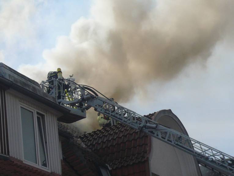 Löschangriff aus dem Rettungskorb der Drehleiter