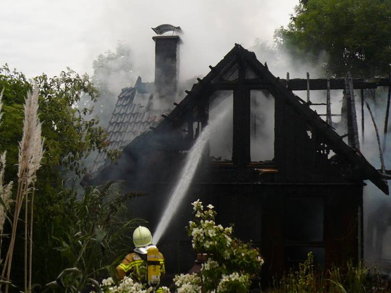 Wochenendhaus abgebrannt-wegen Einsturzgefahr ist ein Aussenangriff mit dem Strahlrohr erforderlich.
