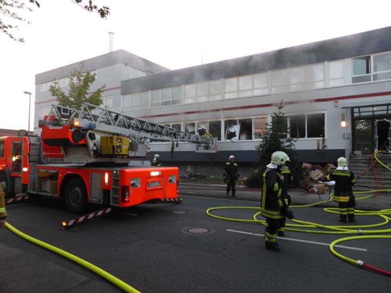 Drehleiter im Einsatz bei dem Brand in Meelbaumstraße.