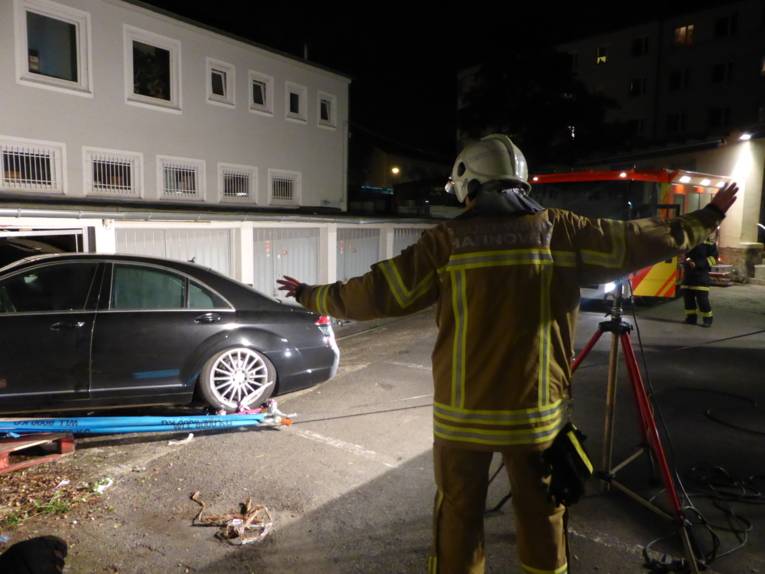 Der PKW wird mittels der Seilwinden von zwei Löschfahrzeugen aus dem Gefahrenbereich gezogen