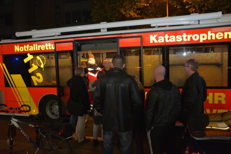 Gerettete Personen werden im bereitgestellten Großraumrettungswagen versorgt