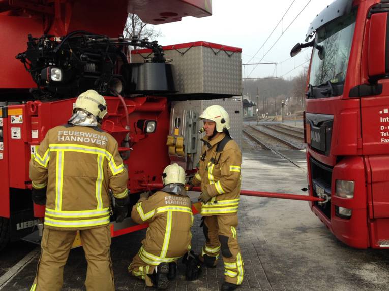 Zur Bergung des LKW musste der vollgeladen Auflieger entladen, und die restlichen 150 Liter Diesel aus dem zweiten Tank der Zugmaschine gepumpt werden. Danach konnte der LKW mit Hilfe des Feuerwehrkranes von den Gleisen gezogen werden.