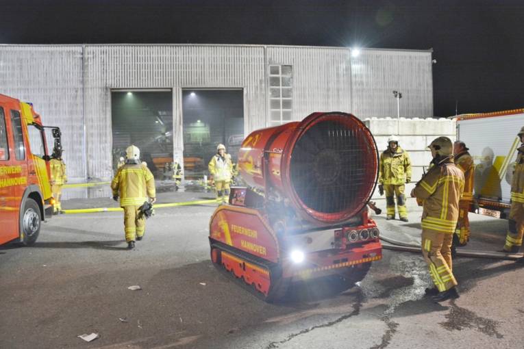 Zur Abführung des heißen Brandrauches kam das spezielle, ferngesteuerte Löschunterstützungsfahrzeug der Feuerwehr zum Einsatz