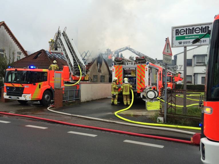 Ein  Dachstuhlbrand in der Hannoverschen Straße in Misburg hat die Einsatzkräfte der Feuerwehr Hannover gefordert. Der Dachstuhl eines Gewerbegebäudes wurde zerstört, Menschen kamen nicht zu Schaden. 
