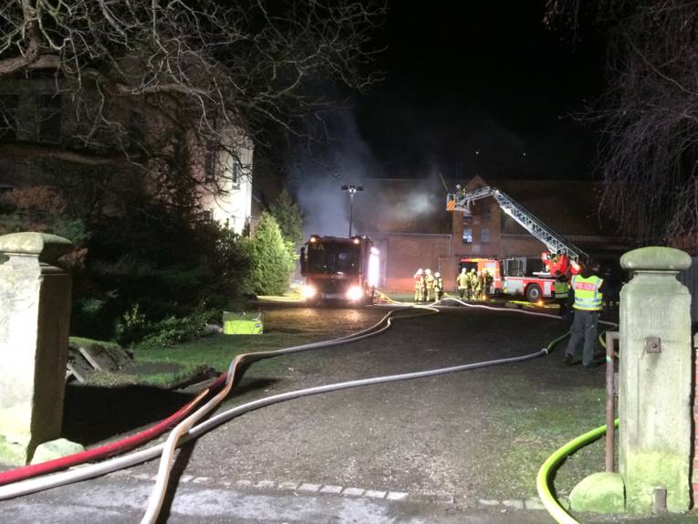 Ein ausgedehnter Brand in einem ehemaligen landwirtschaftlichen Gehöft hat die Feuerwehr Hannover in der Nacht zum Mittwoch stark gefordert.