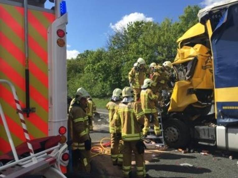 Technische Rettung nach LKW-Unfall auf der BAB 2
