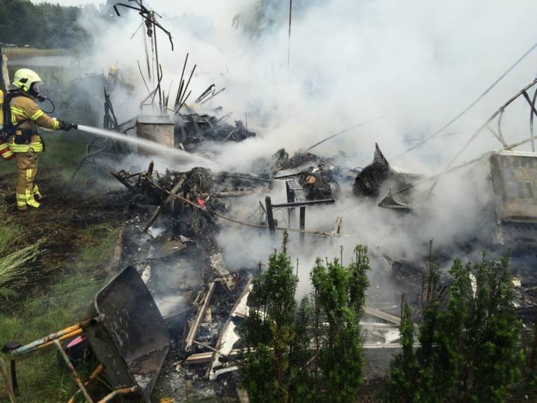 Der Caravan sowie der angebaute Pavillon wurden durch die Flammen komplett zerstört.