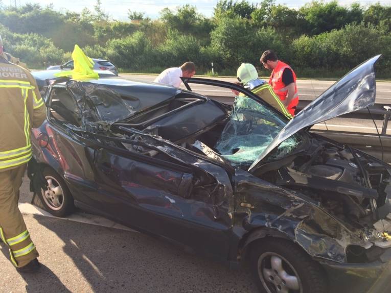 Den Fahrer dieses Wagens hatten Ersthelfer bereits beim Eintreten der Rettungskräfte aus seinem Wrack befreit und vorbildlich erstversorgt.
