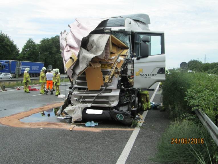 Aus dem Tank des aufgefahrenen LKW lief zudem Dieselkraftstoff auf die Straße.