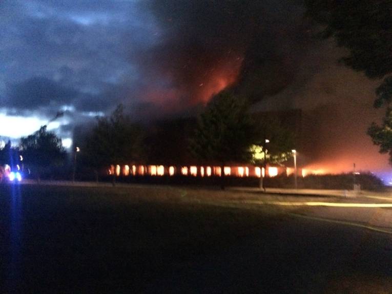 Beim Eintreffen der ersten Kräfte drang schwarzer Rauch aus dem Dach des ca. 50 mal 60 Meter messenden und zwölf Meter hohen Gebäudes.