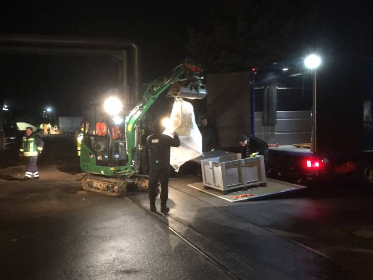 Der Blindgänger wird für den Abtransport vorbereitet