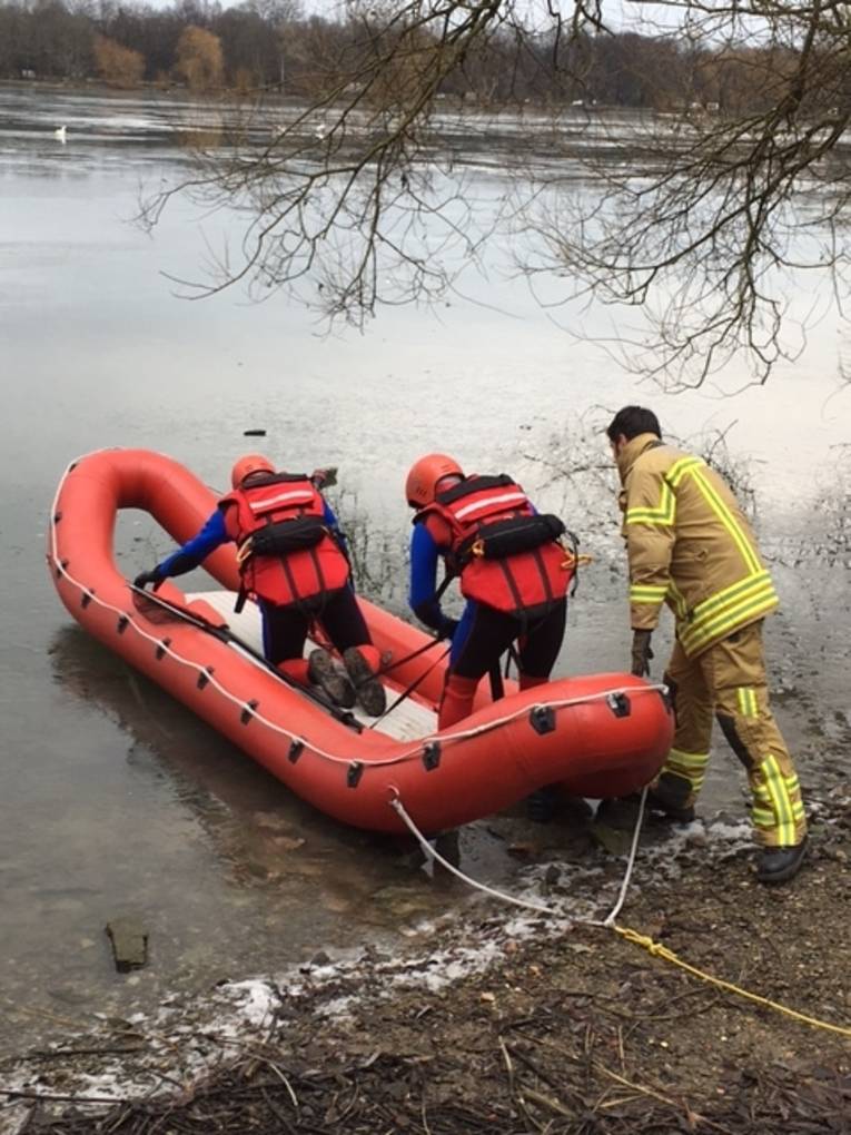 Da derzeit das Betreten der Eisfläche ohne spezielle Schutzausrüstung lebensgefährlich ist, wurden die Kräfte der Wasserrettung von der Feuerwehr Hannover mit dem Eisrettungsboot angefordert. Ein Trupp rüstete sich umgehend mit den Wasserrettungsanzügen aus und die Rettung von Elsa konnte beginnen.