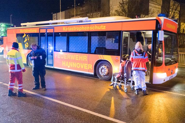 Zusätzliche Rettungswagenbesatzungen und Notärzte kümmerten sich um die Bewohner, die in einem Großraumrettungswagen betreut wurden.