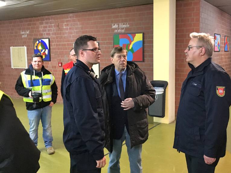 Personaldezernent Harald Härke mit Claus Lange und Jan Feichtenschlager im Gespräch in der Betreuungsstelle