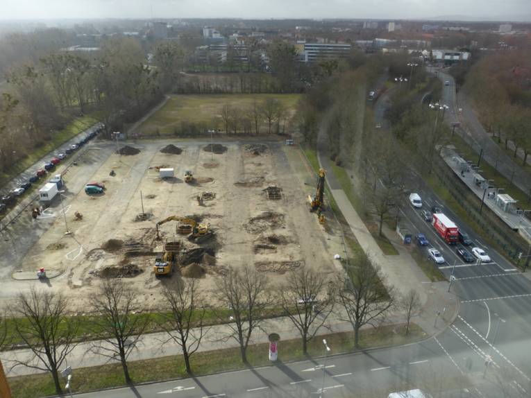 Grundstück an der Stadionbrücke mit drei Verdachtspunkten an denen die technisch aufwendigen Sondierungsarbeiten stattfinden.