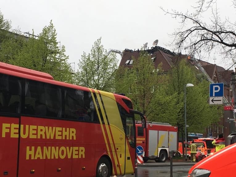 Parallel zur sofort eingeleiteten Brandbekämpfung über drei Drehleitern, eine Teleskopmastbühne und zwei Treppenräume weckten Einsatzkräfte die zumeist noch schlafenden Bewohner und führten diese ins Freie.