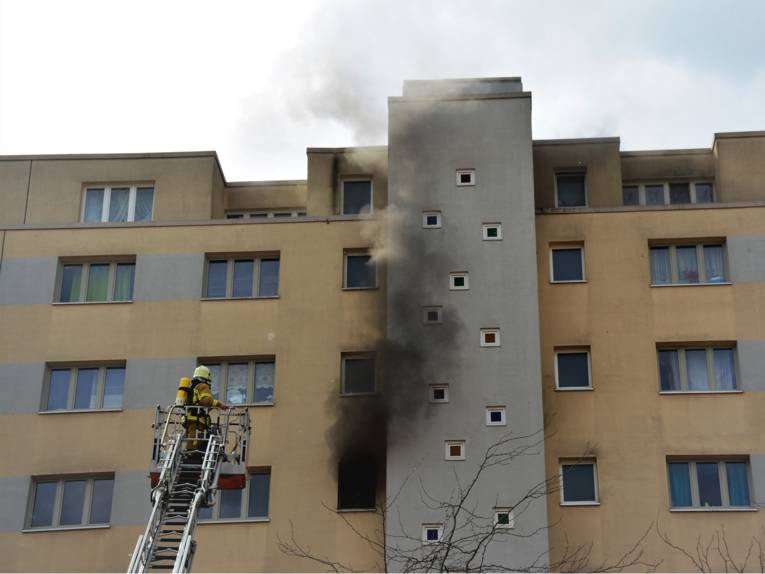 Beim Eintreffen der ersten Einsatzkräfte hatte sich der Brand vom Balkon bereits in die Wohnung ausgedehnt.