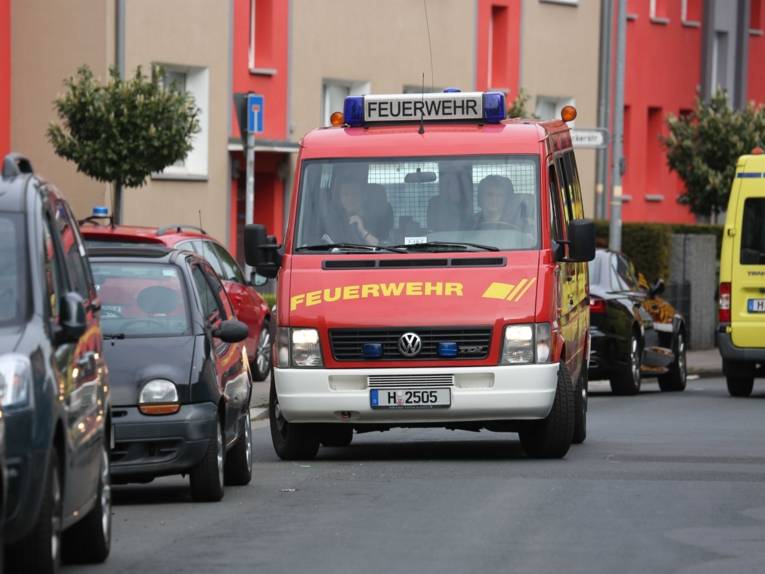 Feuerwehrauto in einer Straße. 