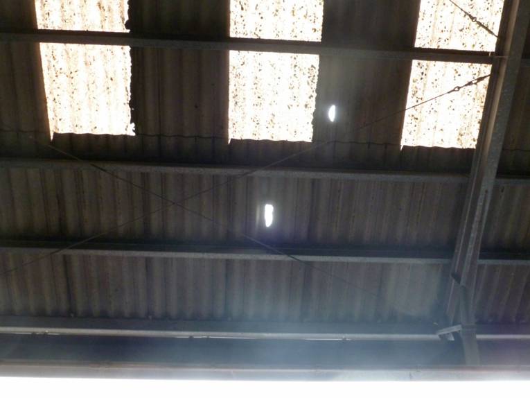 Ein Dach mit Löchern