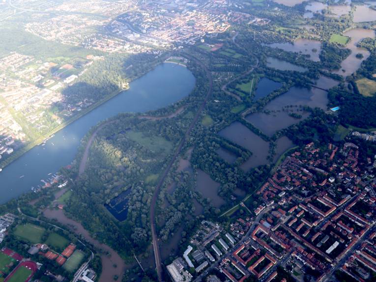 Luftbild von Teilen der Leinemasch, des Maschsees und der Südstadt