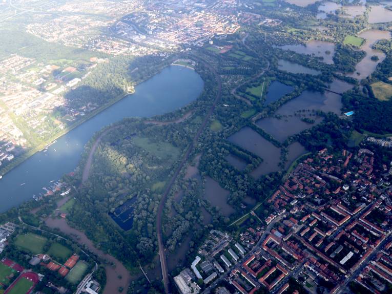 Luftbild von Teilen der Leinemasch, des Maschsees und der Südstadt