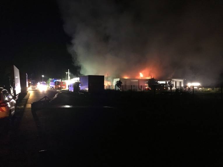 Der eintreffende Löschzug der Feuer- und Rettungswache 2 vernahm bereits während der Anfahrt deutlichen Flammenschein und das Zerknallen von Druckgasbehältern