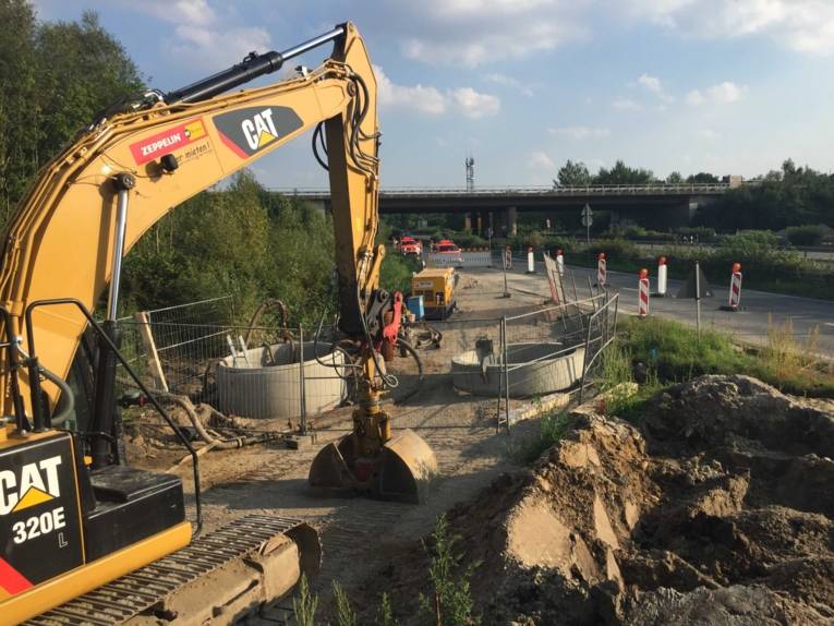 Sondierungsarbeiten auf einem Grundstück. 