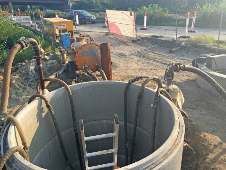 Sondierungsarbeiten auf einem Grundstück. 