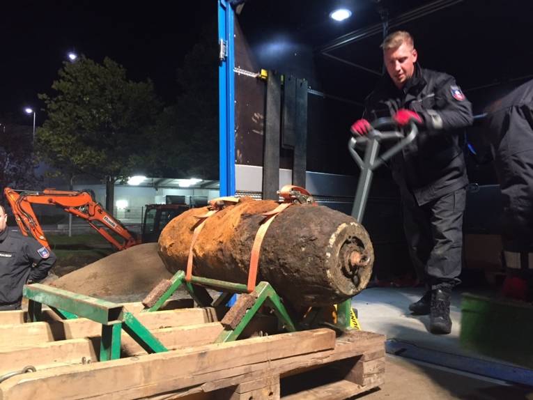 Die Bombe konnte um 23:53 Uhr unter Zuhilfenahme einer sogenannten Raketenkralle entschärft werden. Die Entschärfer sichern den Bombenkörper für den Transport.