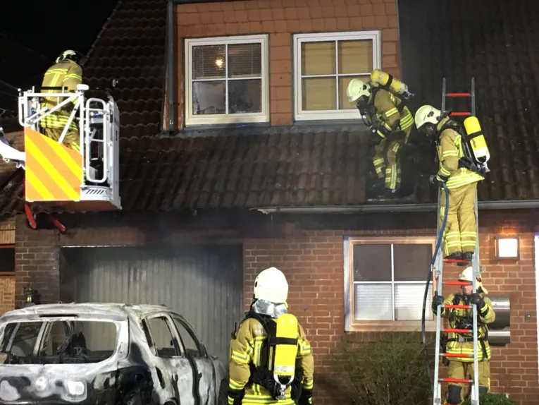 Die Flammen griffen vom PKW auf das Gebäude über. Es entstand erheblicher Sachschaden.