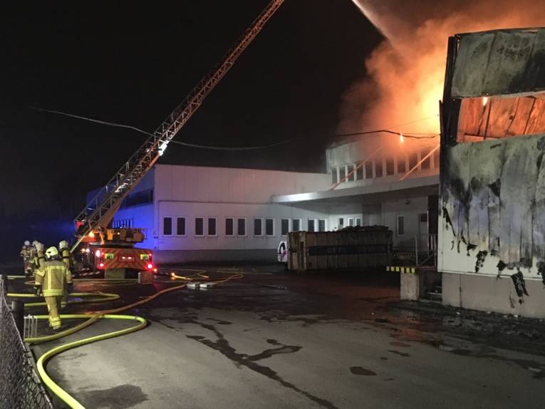 Der Feuerwehr gelang es, den dritten Hallenteil und die Nachbargebäude abzuriegeln und ein Übergreifen des Brandes zu verhindern.
