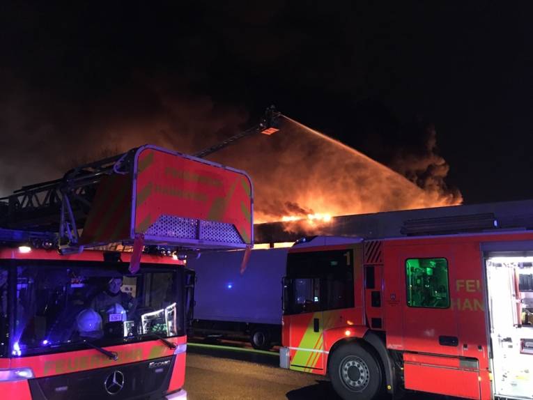 Zusätzlich zu den drei alarmierten Löschzügen wurden zwei weitere Ortsfeuerwehren, die 54 Meter hohe Teleskopmastbühne (TMB 54), zwei Großtanklöschfahrzeugesowie das Löschunterstützungsfahrzeug (LUF) in Marsch gesetzt.
