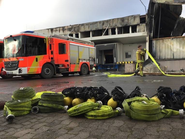 Im Zuge der am Folgetag durchgeführten Brandnachschauen wurden Glutnester abgelöscht.