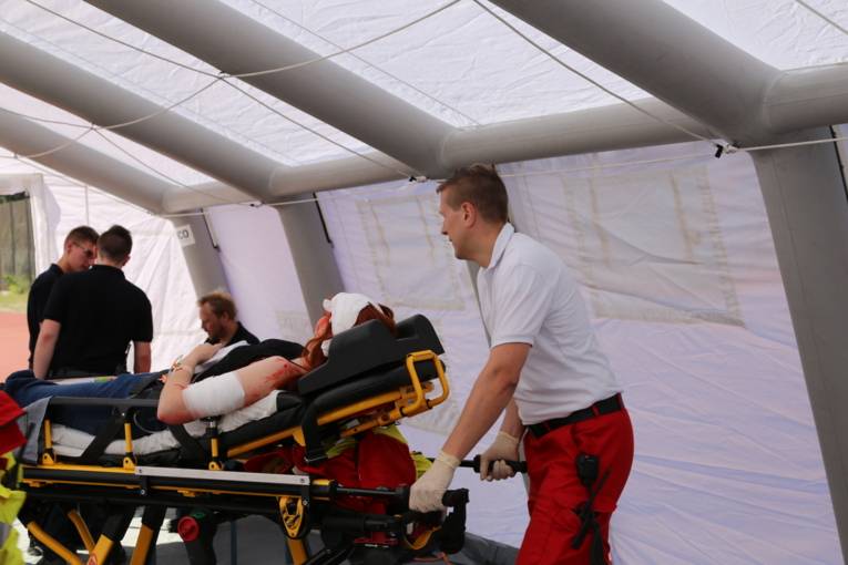 Ein Behandlungsplatz, der aus Schnelleinsatzzelten aufgebaut wurde, diente der Sichtung und Einteilung der Patienten in Sichtungskategorien und der unverzüglichen Herstellung der Transportfähigkeit.
