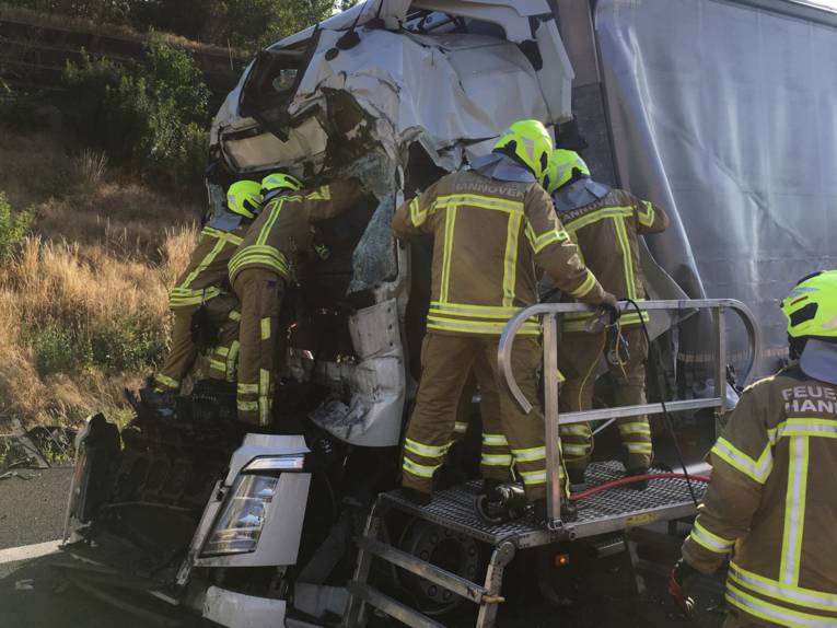 Einsatzkräfte der Feuerwehr Hannover mussten einen eingeklemmten LKW-Fahrer aus seinem völlig deformierten Fahrerhaus befreien.