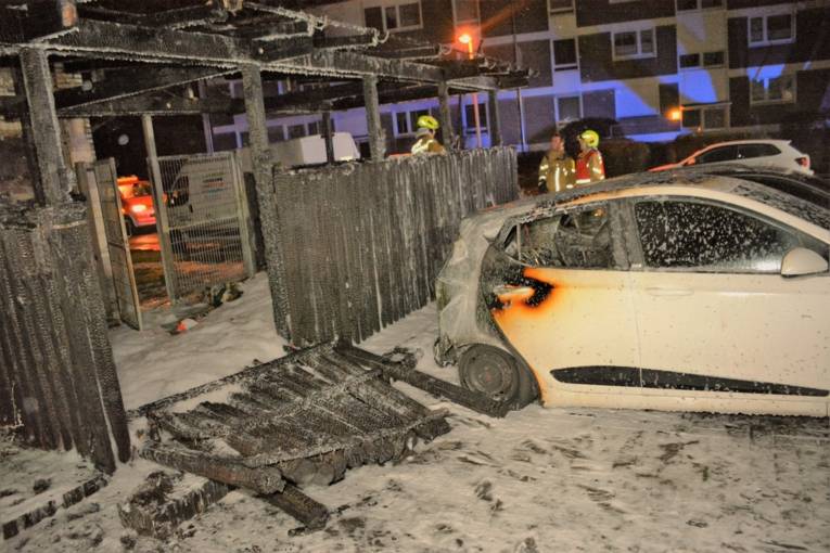 Brand von zwei PKW und sechs Müllcontainer unter einem Carport