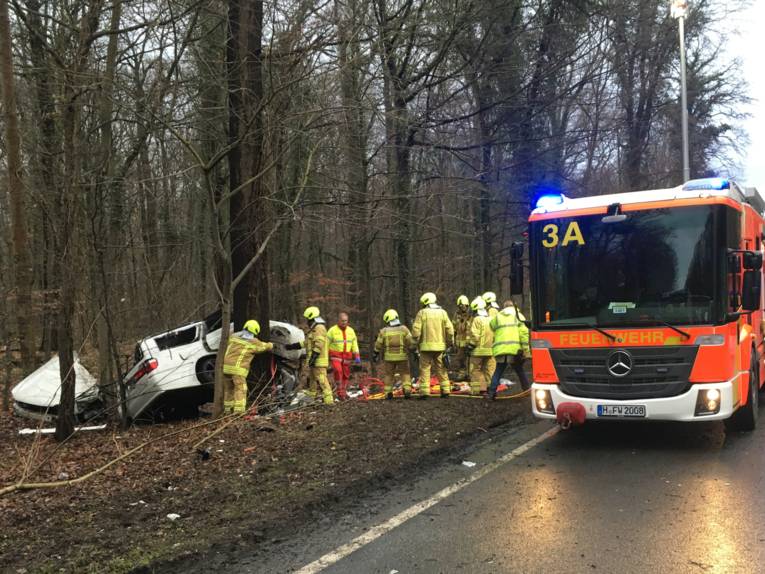 Der Beifahrer des Nissan-PKW erlitt dabei lebensbedrohlichen Verletzungen und wurde im Fahrzeugwrack eingeklemmt. Er musste durch die Feuerwehr aufwändig befreit werden.