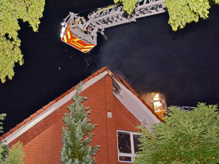 Einfamilienhaus durch einen Dachstuhlbrand erheblich beschädigt